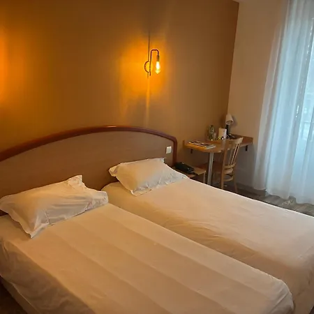Hotel Logis Du Commerce 3*
